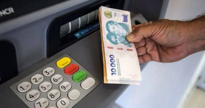 La Justicia ordenó que un jubilado deje de pagar la cuota alimentaria a sus hijos de 26, 27 y 37 años en Río Negro