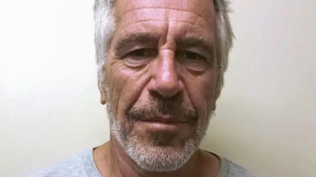 Revelan inquietantes mensajes y una sala enigmática dentro de la mansión de Jeffrey Epstein