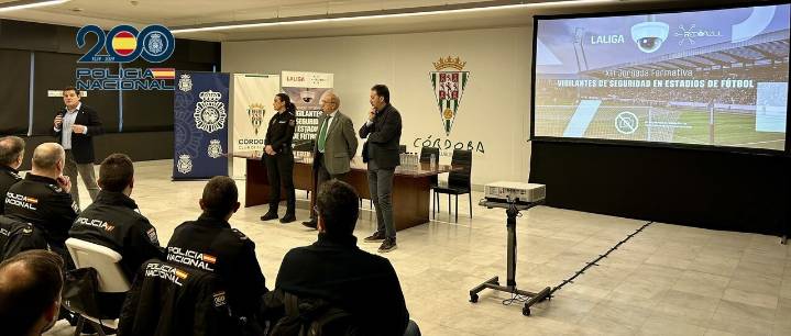 La Policía Nacional y LaLiga refuerzan la seguridad en el fútbol con una jornada formativa para vigilantes en el Nuevo Arcángel
