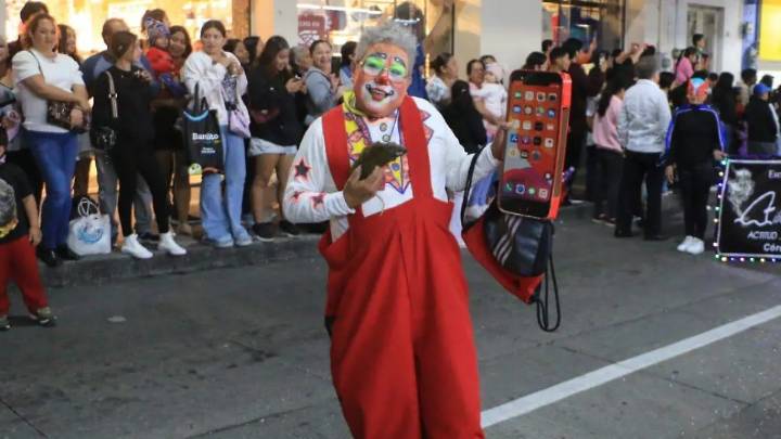 Con colorido desfile, payasos de Córdoba celebran su día