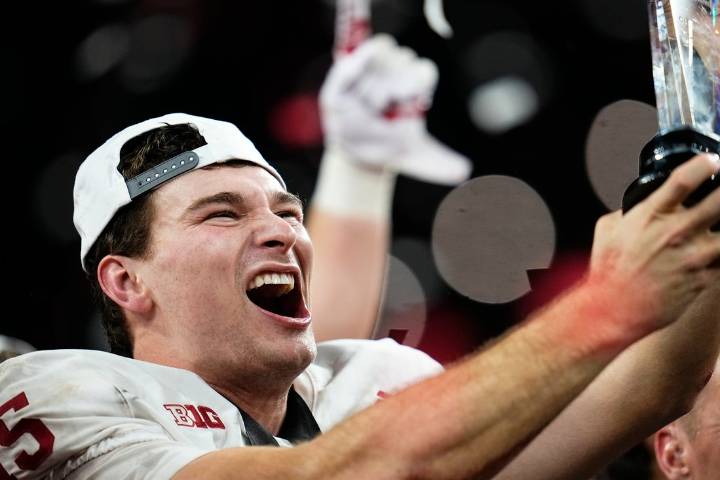 Deadspin | Indiana's Fernando Mendoza headlines college football award winners