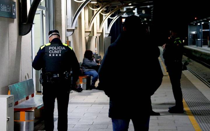 Cunit vigila amb drons l'estació de tren per evitar que els usuaris de Renfe travessin les vies