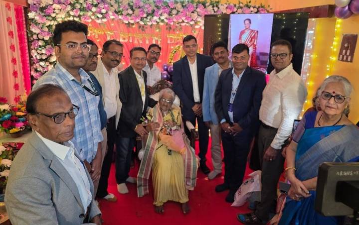 Odisha gynaecologist receives laurels from President Murmu for donating Rs 3.40 crore to AIIMS