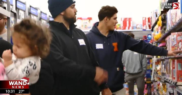 Illinois football spreading holiday cheer with shopping spree for teen moms