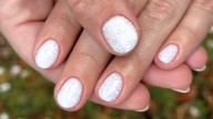 Uñas navideñas: 5 diseños elegantes inspirados en “cloud dancer”, el color del año 2026