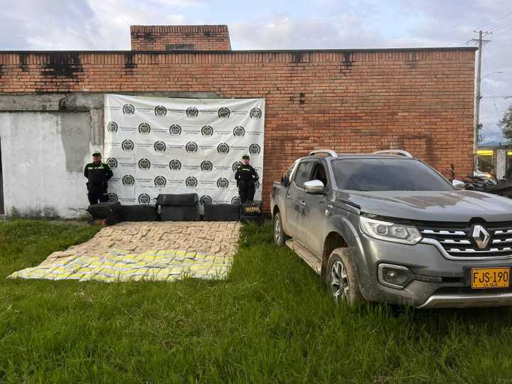 Policía descubre una camioneta cargada con una tonelada de Marihuana en Tarqui Huila