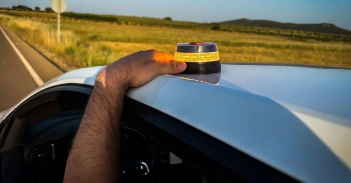 Esta es la baliza V16 homologada por la DGT y top ventas que tienes que tener antes del 1 de enero