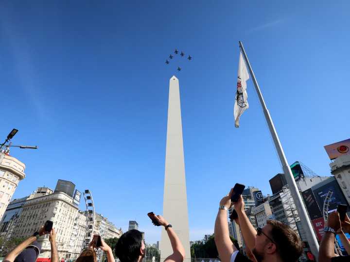 Así fue el vuelo de los aviones de combate F-16 en Buenos Aires y Córdoba: siete minutos de sobrevuelo y rugido a 700 km/h