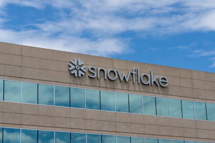 Snowflake sorprende al mercado con crecimiento sólido y nuevas subidas de precio objetivo