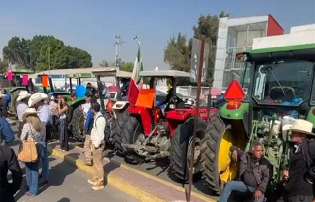 Comisiones de San Lázaro avalan reforma a Ley de Aguas mientras productores protestan afuera