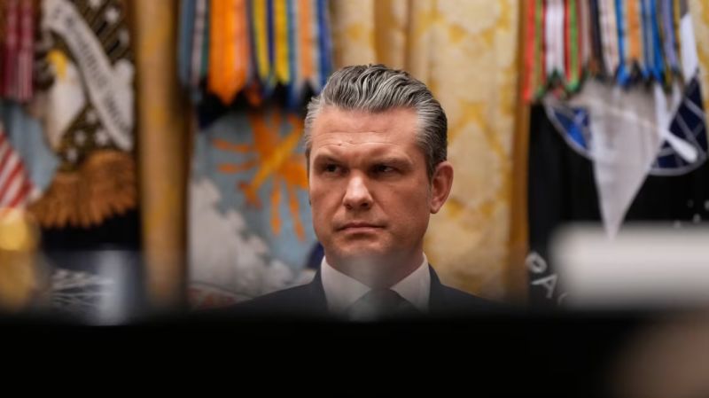 Las controversias envuelven a Hegseth gracias a una ola de bravuconería que rompe las convenciones impulsadas por Trump