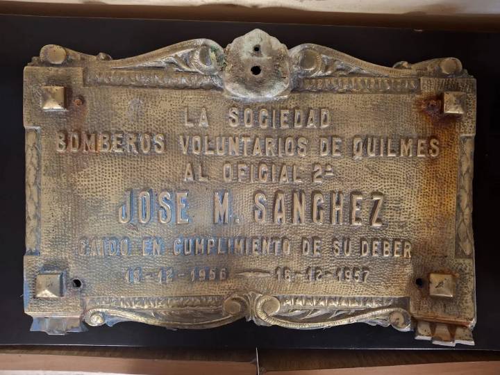 Recuperaron la placa robada en homenaje al mártir de los Bomberos de Quilmes