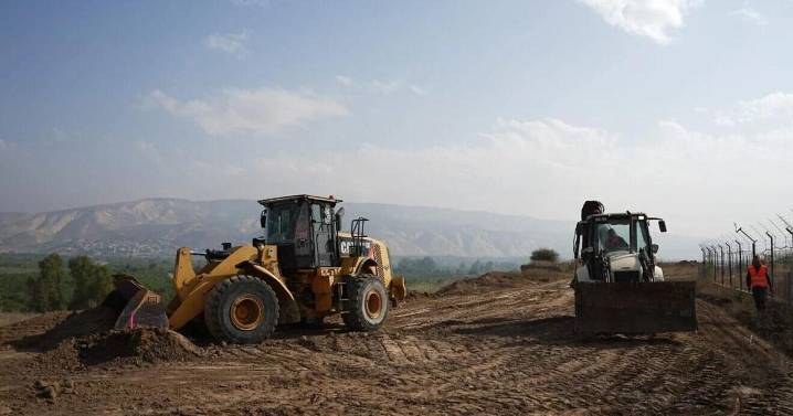 Israel building 310-mile security barrier along Jordan border