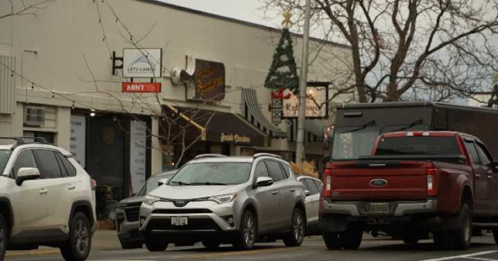 Experts say traffic crashes will increase over holiday season