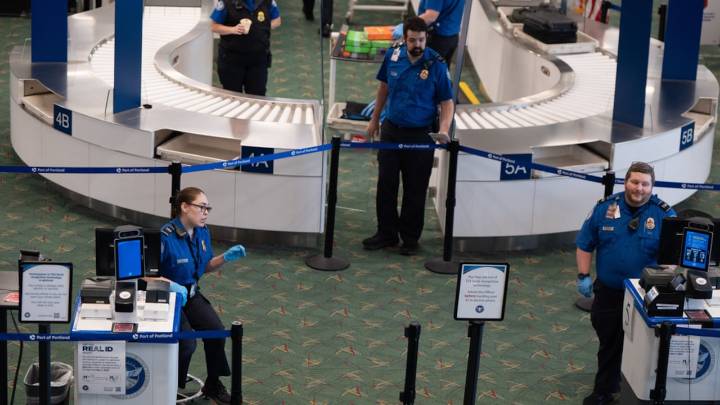 La TSA confirma nueva tarifa para todos los viajeros que no tengan estos documentos al momento de pasar por controles de aeropuertos