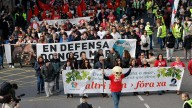 Miles de personas protestan en Santiago contra la planta de celulosa de Altri y "en defensa del futuro" de Galicia