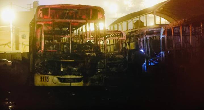 Incendio destruye 17 buses de tres empresas de transporte en Ate