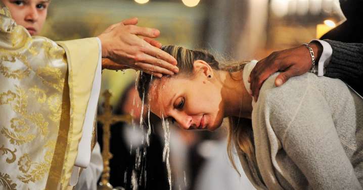 Más de 13.000 jóvenes y adultos pidieron ser bautizados en España el año pasado