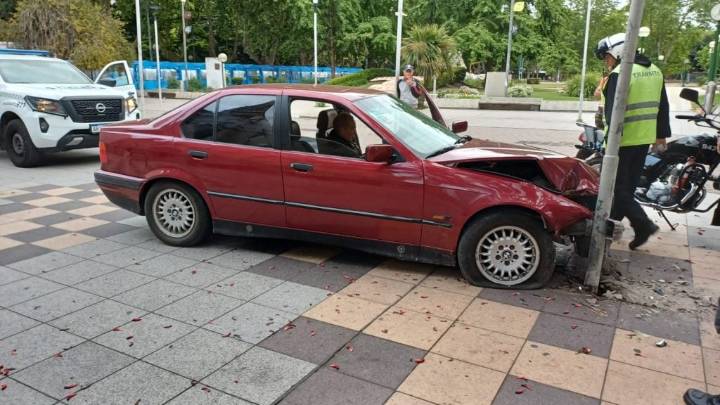 Insólito: confundió la Peatonal San Martín, siguió manejando y chocó una columna
