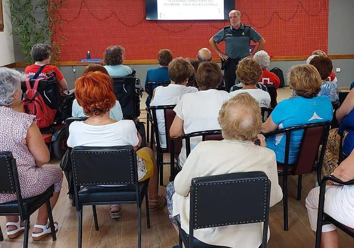 La Guardia Civil de León llega a 1.300 personas en el marco del Plan Mayor de Seguridad