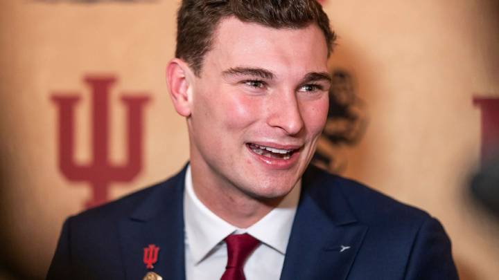Fernando Mendoza becomes 1st Indiana Hoosier to win Heisman