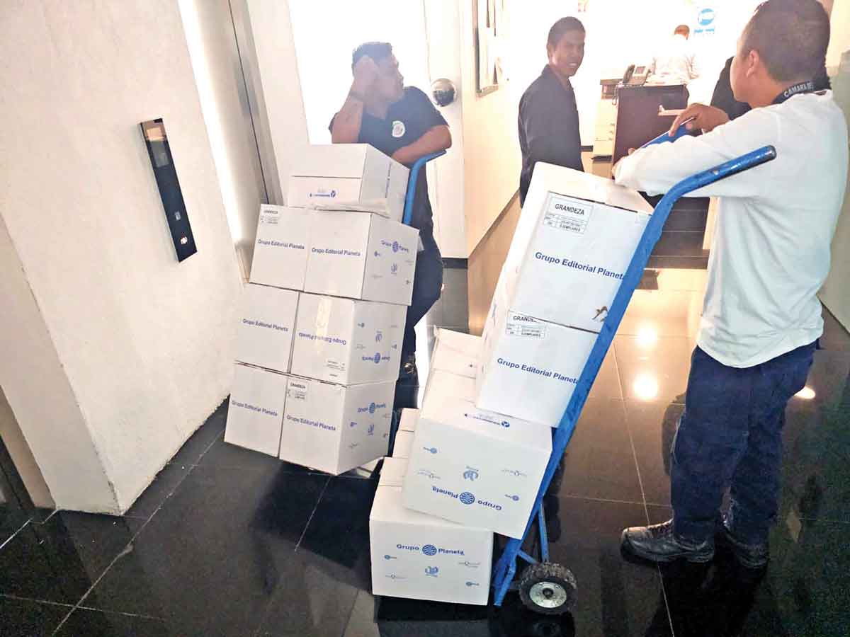 Llegan miles de ejemplares del libro ‘Grandeza’ a oficinas del Senado