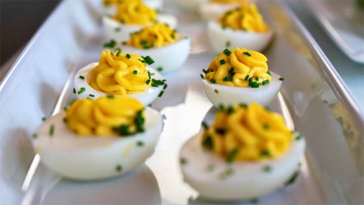 Cómo hacer huevos rellenos cremosos: la receta sabrosa para Navidad y Año Nuevo