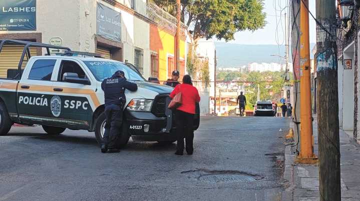 Hieren a dos individuos; huyen atacantes en auto