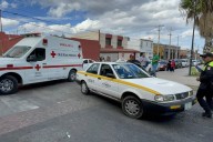 Taxista manda al piso a mujer con todo y su nieto, en el Centro de Saltillo