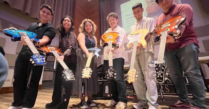 Obsequian guitarras a 10 estudiantes de música para impulsar el talento joven