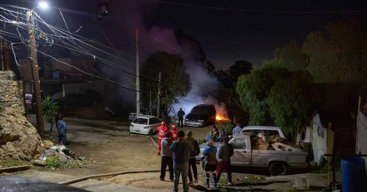 Incendio consume vivienda de madera y causa daños en tres vehículos