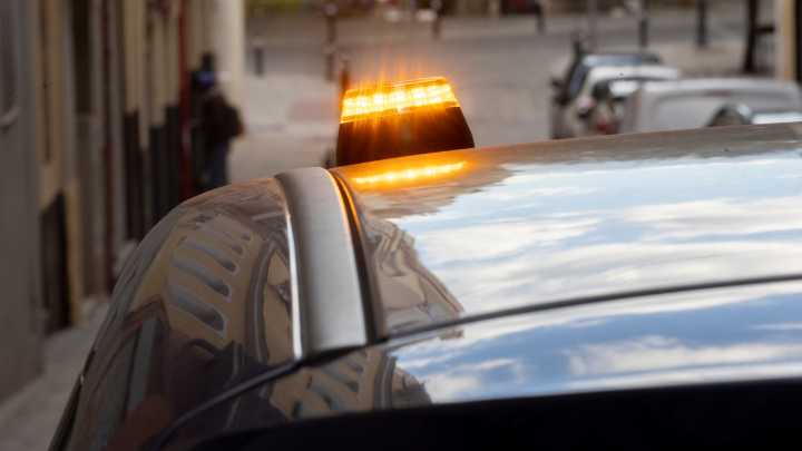 El Ministerio del Interior desmiente un bulo sobre la baliza V16 obligatoria y Grok responde con el propio BOE