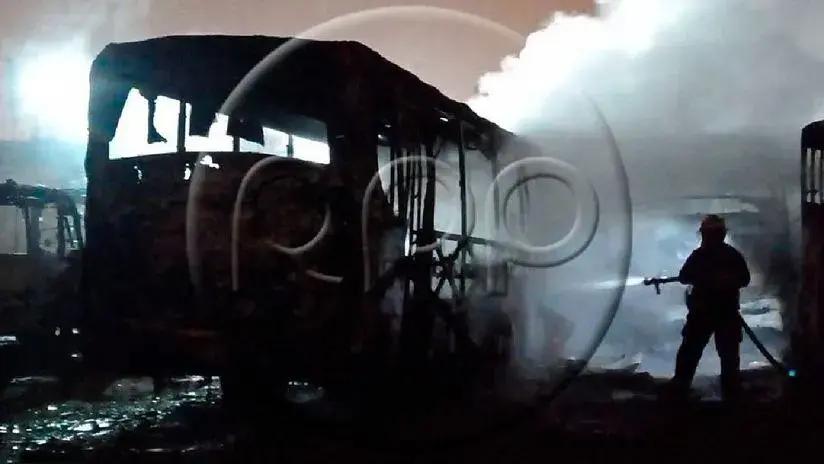 “Hemos perdido todo”: incendio en cochera consumió 18 buses de la empresa Etmimsa en Ate