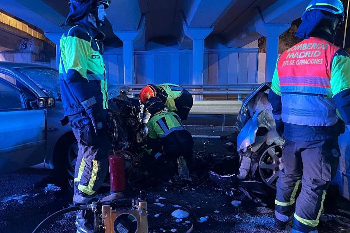 Tres heridos graves tras la colisión frontal de un vehículo kamikaze contra otro coche en la M