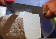 Senasa y Anmat frenaron la producción de un queso de una marca reconocida porque se detectó una bacteria