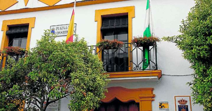 El PSOE exige al alcalde de Montejaque que cancele el alquiler del coche oficial de lujo que utiliza