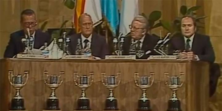 Silbidos, “el bombo de la polémica” y un error nunca más visto: el peor sorteo que marcó la historia de los Mundiales