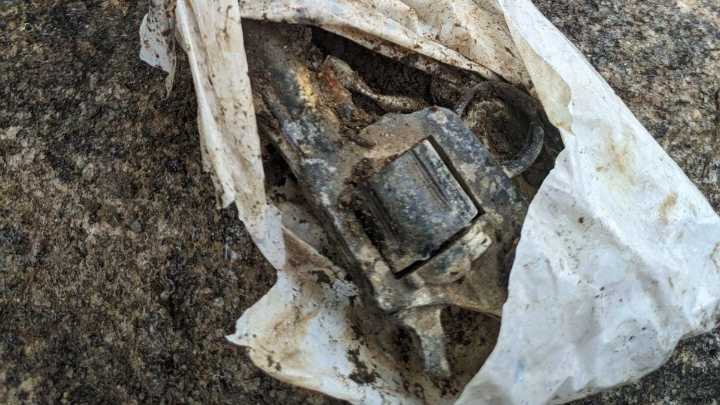 Un joven encontró un revólver a orillas del dique El Jumeal