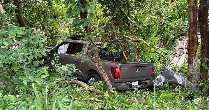 Dos vehículos destrozados en volcadura