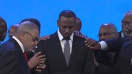 Jonathan Evans, hijo de Tony Evans, es instalado como nuevo pastor principal de Oak Cliff Bible Fellowship