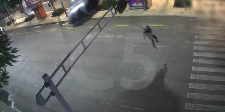 Cámaras del C5 captan a extranjero que quedó atorado en un semáforo de CDMX tras aterrizar con un paracaídas