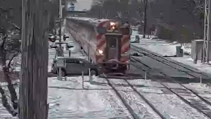 Video shows Metra train colliding with vehicle in Hinsdale