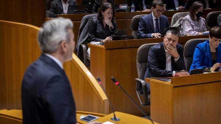 La izquierda califica de "payasada" la presentación de los presupuestos de Azcón y Vox le exige "que siga el ejemplo de Pérez Llorca"