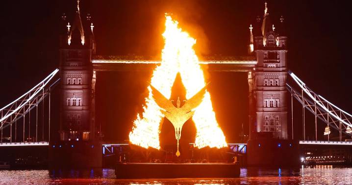 Burning Avatar sculpture lights up Thames as franchise returns to screen