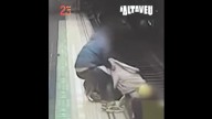 VÍDEO: El heroico rescate de una agente de los Mossos que saltó a las vías del metro para salvar a un hombre
