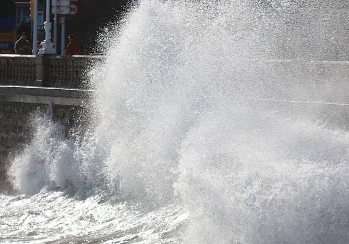 La bravura del mar azota de nuevo el Muro de Gijón