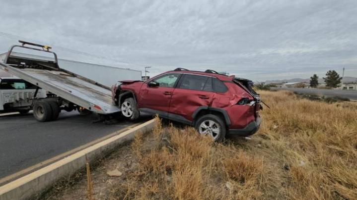 Tres mujeres vuelcan tras perder el control en rúa Juárez