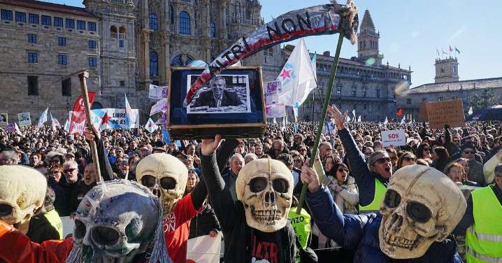 Una nueva manifestación contra Altri recrea un bosque autóctono en el Obradoiro y grita un "no" rotundo al proyecto en la Ulloa