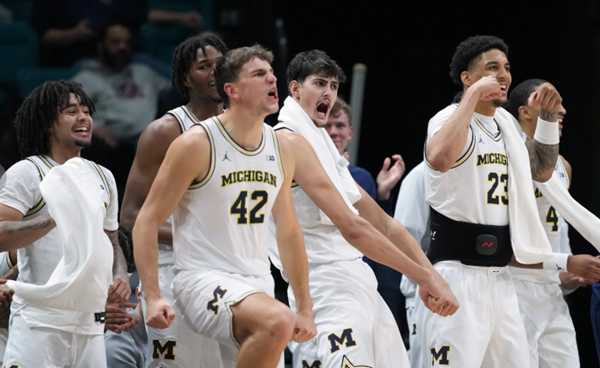 UK bumps up to No. 18 in AP basketball poll