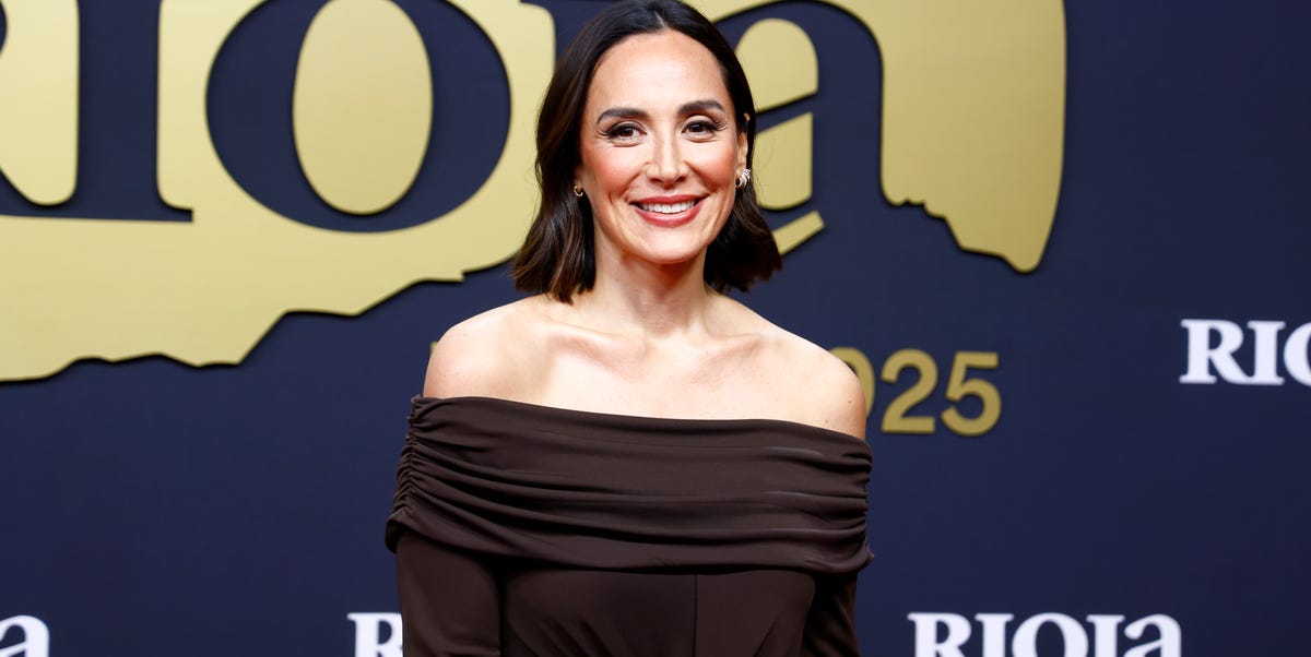 El truco de estilo, fácil y elegante, de Tamara Falcó para elevar un abrigo de paño con una sola prenda